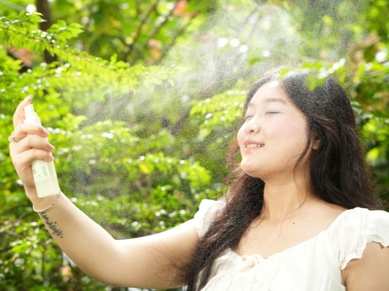 Da mụn có nên xài xịt khoáng không da mun co nen xai xit khoang khong