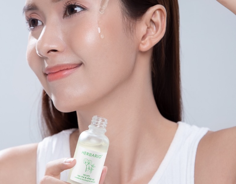 cách sử dụng Serum Rau má & Diếp cá Herbario cach su dung serum rau ma diep ca herbario