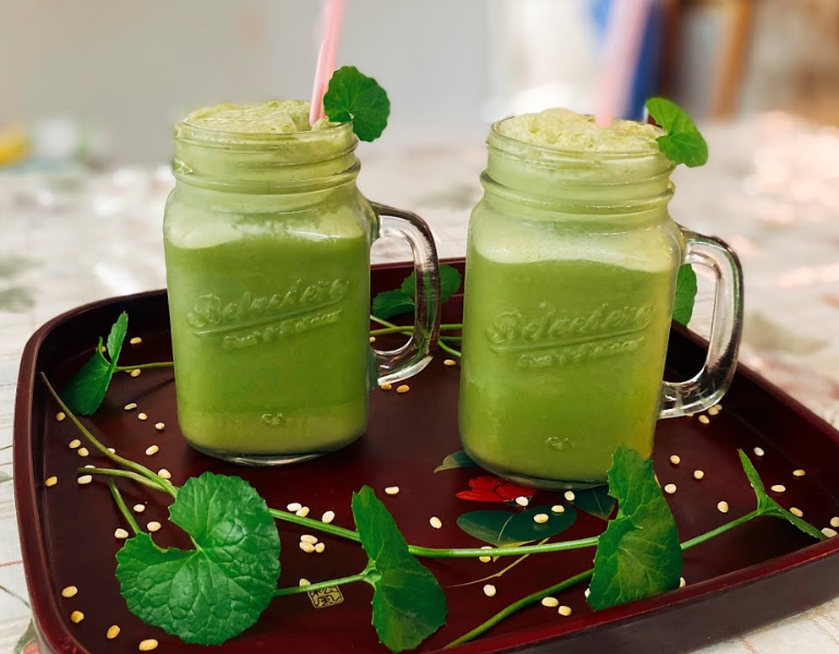 Uống nước ép để làm đẹp từ rau má mỗi ngày Uống nước ép để làm đẹp từ rau má mỗi ngày