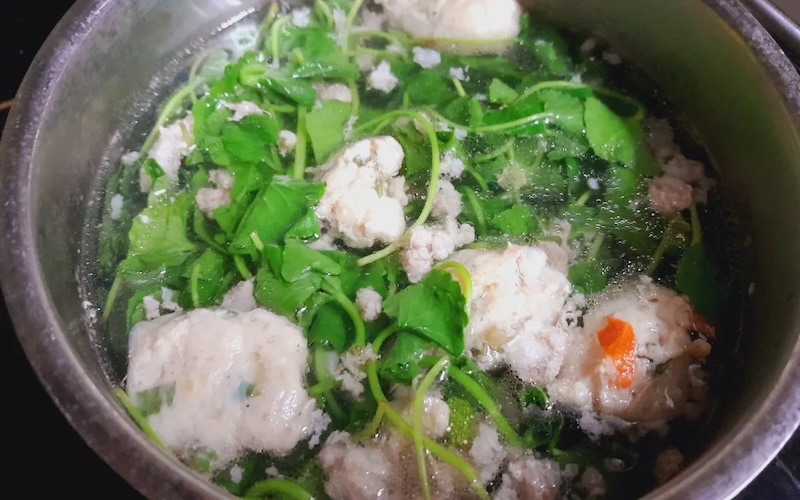 Cách nấu canh rau má chả cá thịt xay cach nau canh rau ma cha ca thit xay