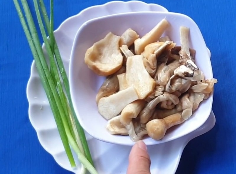 Cách nấu canh rau má nấm rơm cach nau canh rau ma nam rom