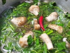 Cách nấu canh rau má nấm rơm thanh mát, ngọt tự nhiên